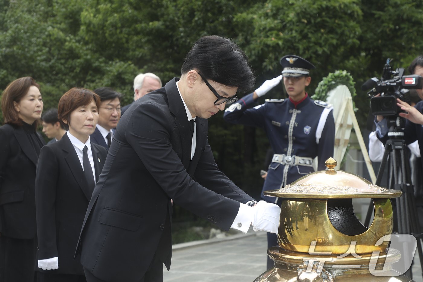 한동훈 국민의힘 신임 대표와 추경호 원내대표 등 지도부가 24일 오전 서울 동작구 국립서울현충원에서 박정희 전 대통령 묘역을 참배하고 있다. &#40;국민의힘 제공&#41; 2024.7.24/뉴스1 ⓒ News1 안은나 기자