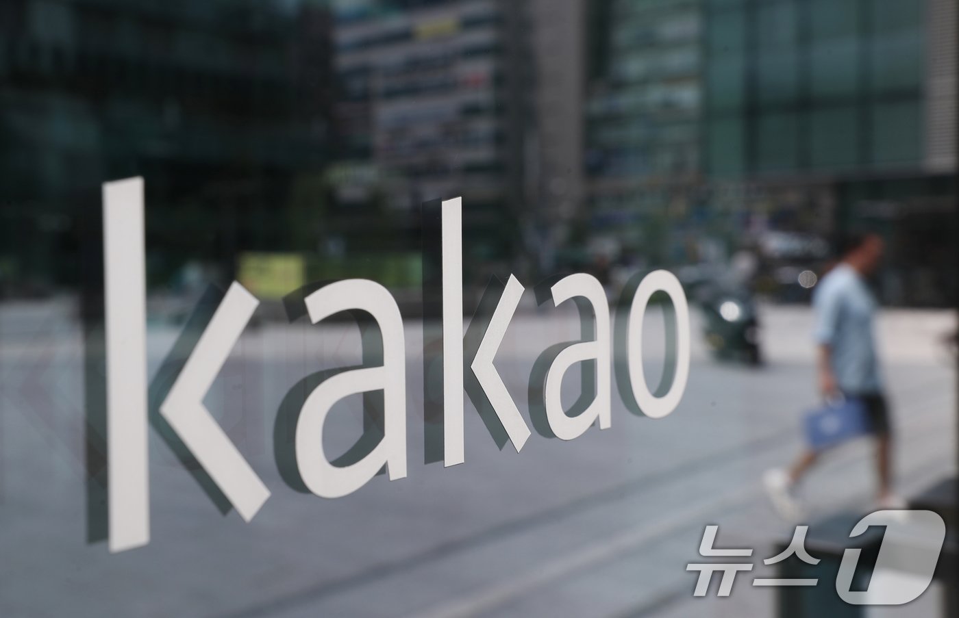 본문 이미지 - 카카오 창업자 김범수 경영쇄신위원장이 SM엔터테인먼트 시세조종 공모 의혹으로 구속되면서 카카오가 창사 이래 최대 위기를 맞고 있다. 또한 김 위원장이 추진해왔던 그룹 쇄신 작업에도 제동이 걸렸다. 사진은 24일 오후 경기 성남시 분당구 카카오 판교아지트의 모습. 2024.7.24/뉴스1 ⓒ News1 김영운 기자