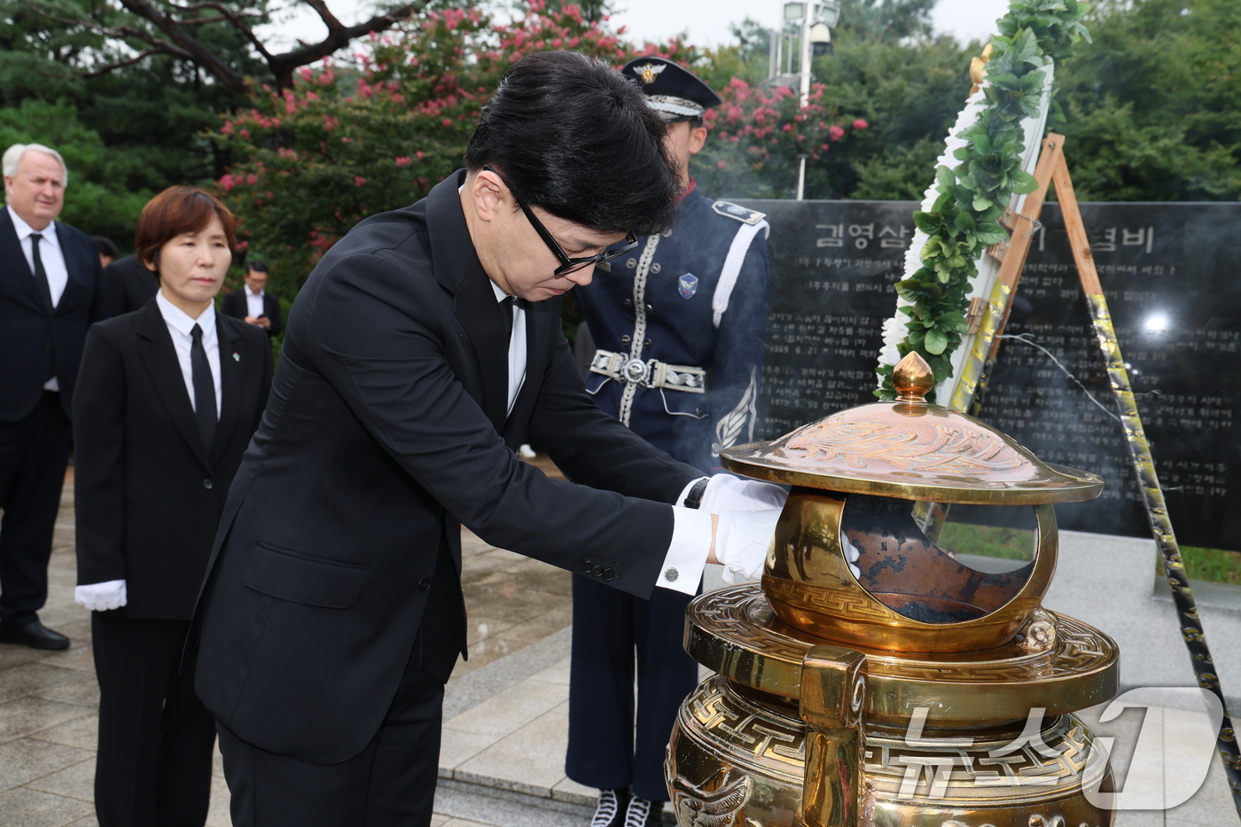 (서울=뉴스1) 안은나 기자 = 한동훈 국민의힘 신임 대표가 24일 오전 서울 동작구 국립서울현충원에서 김영삼 전 대통령 묘역을 참배하고 있다. (국민의힘 제공) 2024.7.24 …