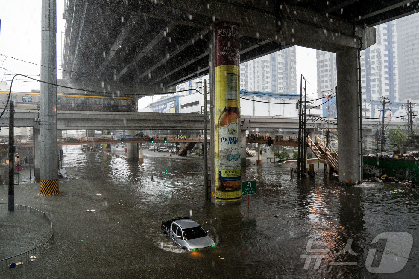 (마닐라 로이터=뉴스1) 이창규 기자 = 제3호 태풍 '개미'의 영향으포 필리핀 수도권과 북부 지방에 24일 폭우가 쏟아졌다. 사진은 침수된 필리핀 마닐라 거리. 2024.7.24 …