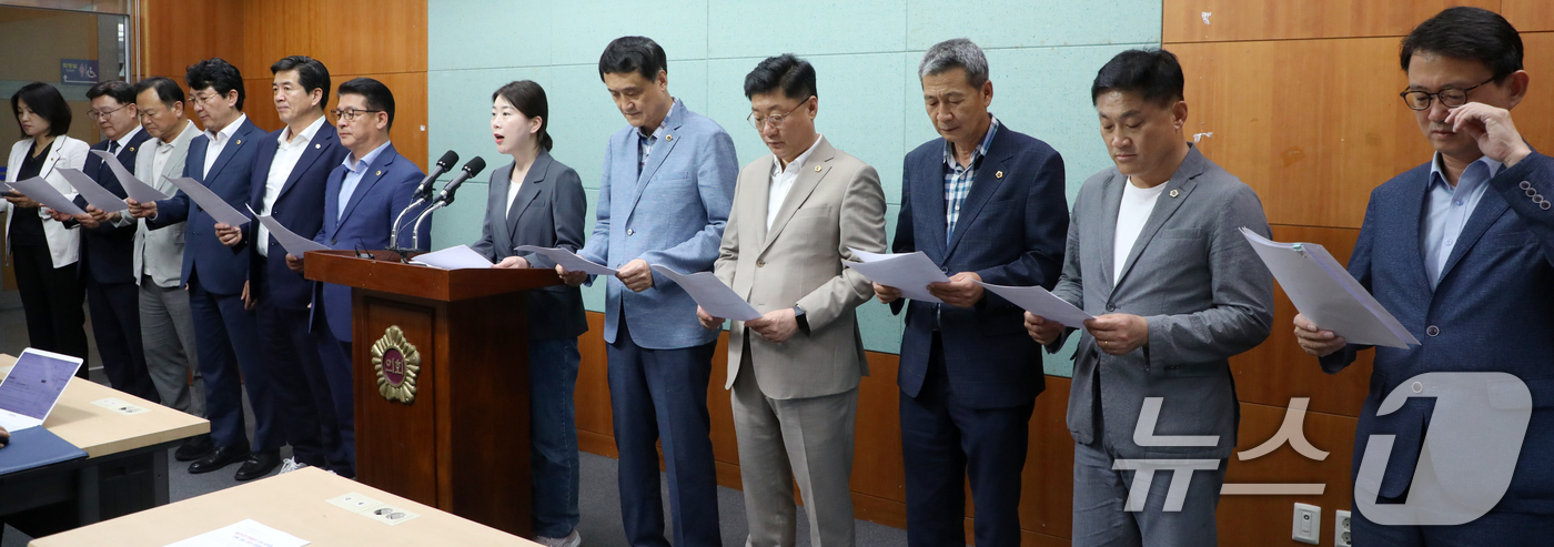 (전주=뉴스1) 유경석 기자 = 전북특별자치도의회 더불어민주당, 진보당, 정의당 도의원들이 24일 전북자치도 전주시 전북특별자치도의회에서 국민의힘 전북 간첩 망언 규탄 기자회견을 …