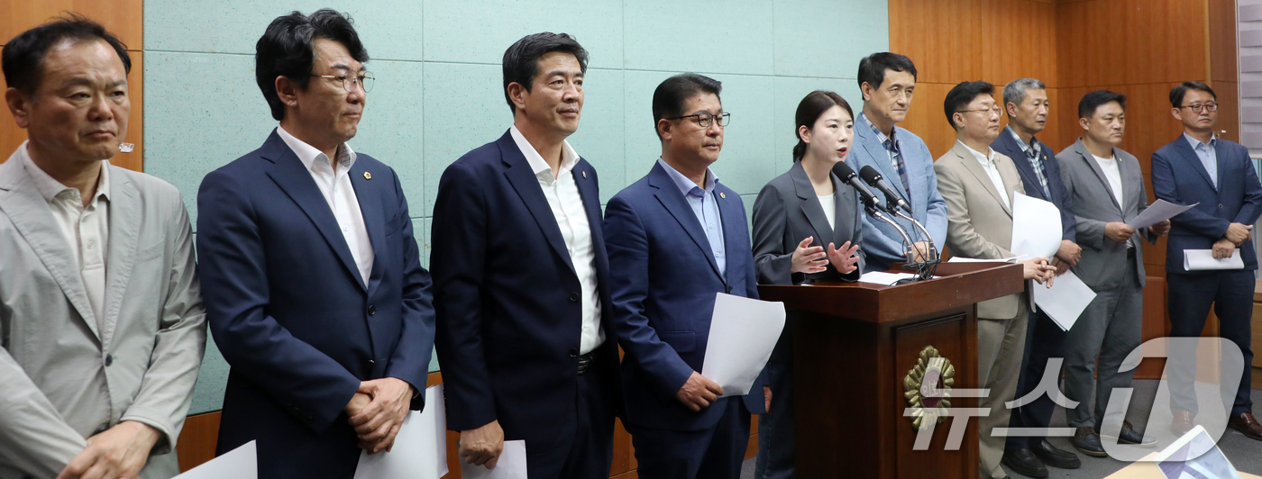 (전주=뉴스1) 유경석 기자 = 전북특별자치도의회 더불어민주당, 진보당, 정의당 도의원들이 24일 전북자치도 전주시 전북특별자치도의회에서 국민의힘 전북 간첩 망언 규탄 기자회견을 …