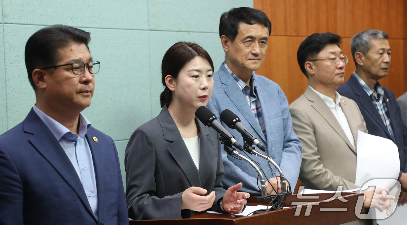 (전주=뉴스1) 유경석 기자 = 전북특별자치도의회 더불어민주당, 진보당, 정의당 도의원들이 24일 전북자치도 전주시 전북특별자치도의회에서 국민의힘 전북 간첩 망언 규탄 기자회견을 …