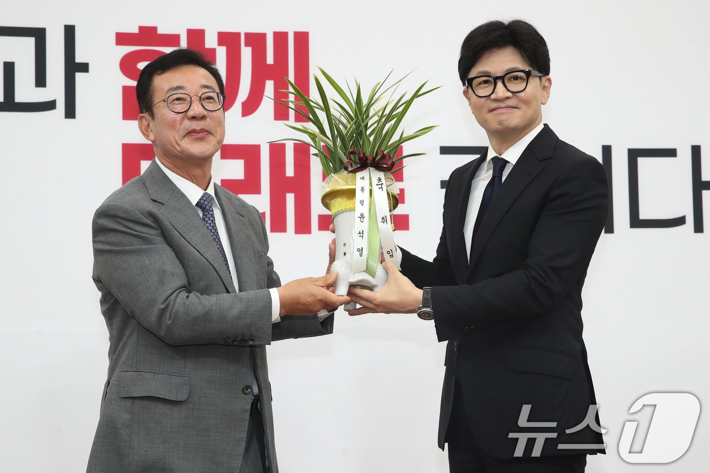 본문 이미지 - 한동훈 국민의힘 대표가 24일 오후 서울 여의도 국회를 찾은 홍철호 정무수석으로부터 윤석열 대통령의 축하난을 전달받고 있다. 2024.7.24/뉴스1 ⓒ News1 이광호 기자