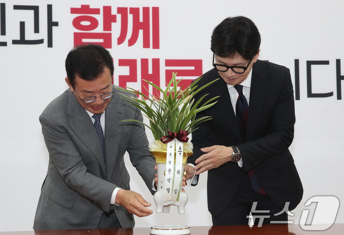 한동훈 국민의힘 대표가 24일 오후 서울 여의도 국회를 찾은 홍철호 정무수석으로부터 윤석열 대통령의 축하난을 전달받고 있다. 2024.7.24/뉴스1 ⓒ News1 이광호 기자