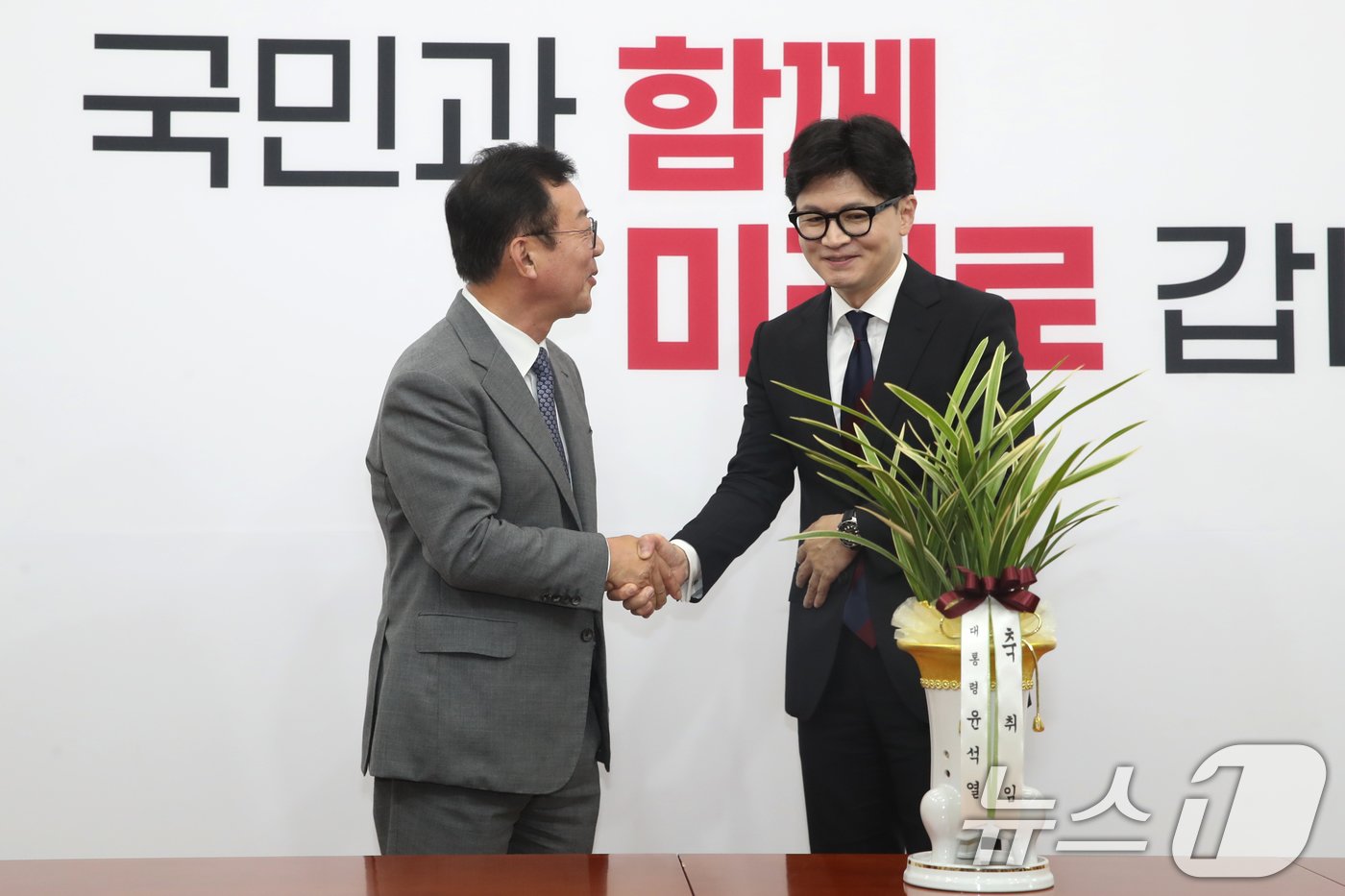 본문 이미지 - 한동훈 국민의힘 대표가 24일 오후 서울 여의도 국회를 찾은 홍철호 정무수석과 악수하고 있다. 2024.7.24/뉴스1 ⓒ News1 이광호 기자