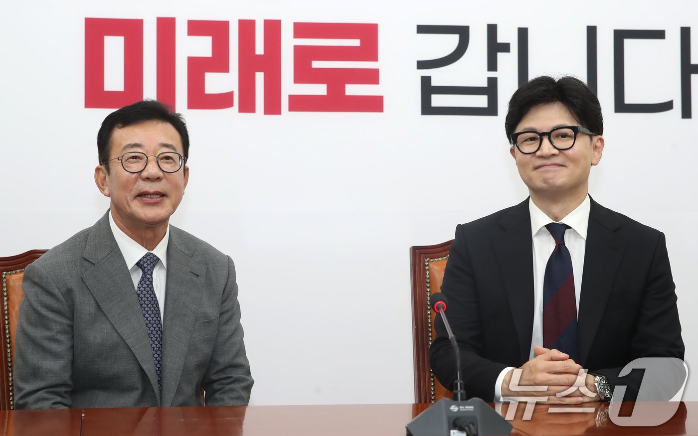 본문 이미지 - 한동훈 국민의힘 대표가 24일 오후 서울 여의도 국회를 찾은 홍철호 정무수석을 접견하고 있다. 2024.7.24/뉴스1 ⓒ News1 이광호 기자