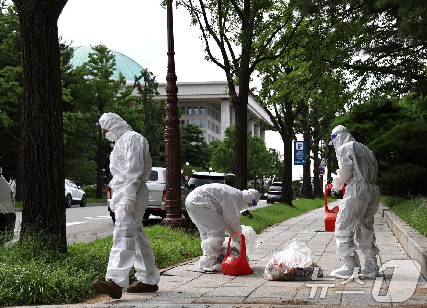 본문 이미지 - 북한이 대남 오물풍선을 살포한 24일 서울 여의도 국회도서관 앞에서 군 장병들이 내용물을 처리하고 있다. 2024.7.24/뉴스1 ⓒ News1 구윤성 기자