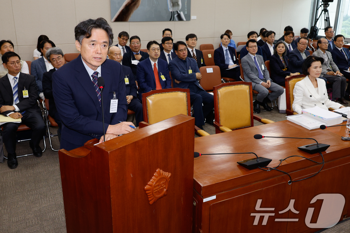 (서울=뉴스1) 안은나 기자 = 최승호 전 MBC 사장이 24일 오후 서울 여의도 국회 과학기술정보방송통신위원회에서 열린 이진숙 방송통신위원장 후보자 인사청문회에서 의원 질의에 답 …