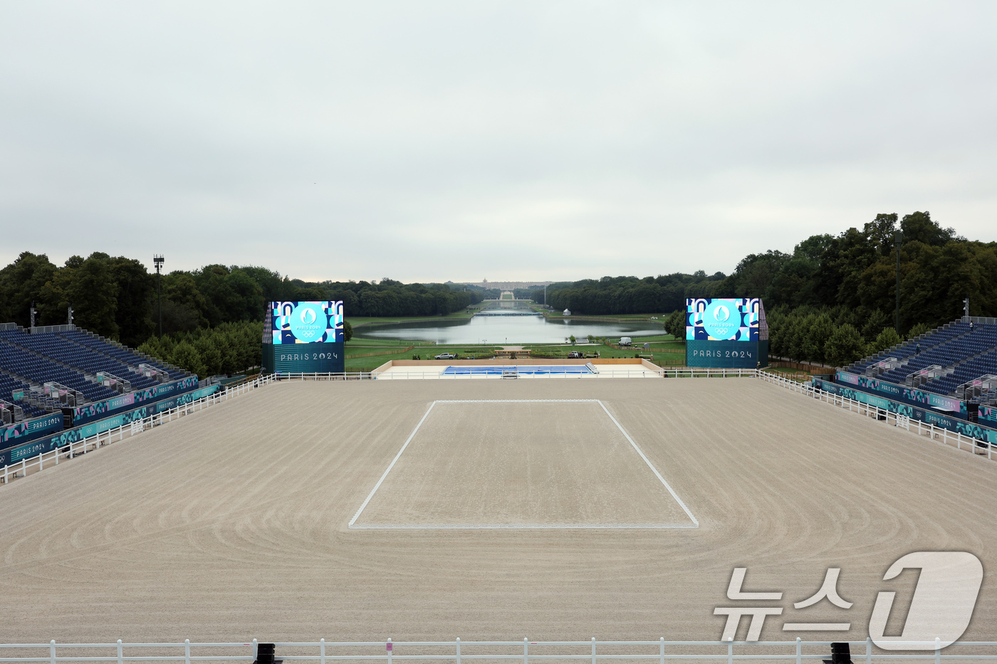(베르사유(프랑스)=뉴스1) 박정호 기자 = 24일 오후(한국시간) 프랑스 베르사유 궁전에 마련된 근대5종과 승마 경기가 펼쳐질 경기장 스탠드에서 궁전이 보이고 있다.유네스코 세계 …