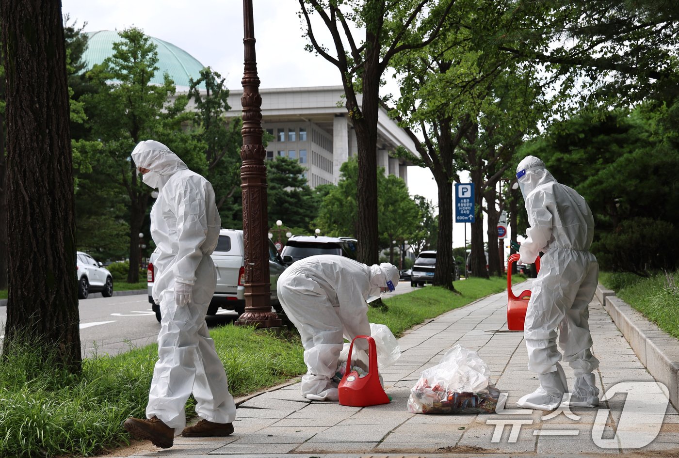 본문 이미지 - 북한이 대남 오물풍선을 살포한 24일 서울 여의도 국회도서관 앞에서 군 장병들이 내용물을 처리하고 있다. 2024.7.24/뉴스1 ⓒ News1 구윤성 기자