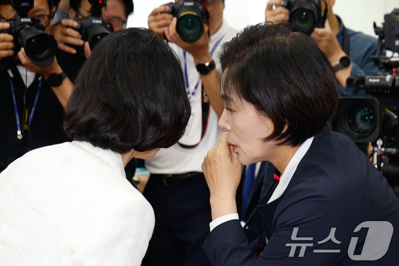 본문 이미지 - 24일 오전 서울 여의도 국회 과학기술정보방송통신위원회에서 열린 이진숙 방송통신위원장 후보자 인사청문회에서 최민희 위원장이 이 후보자가 선서문 제출 후 인사를 하지 않고 가자 다시 불러 귀엣말로 &#34;저하고 싸우려고 하시면 안 된다＂고 경고하고 있다. 2024.7.24/뉴스1 ⓒ News1 안은나 기자