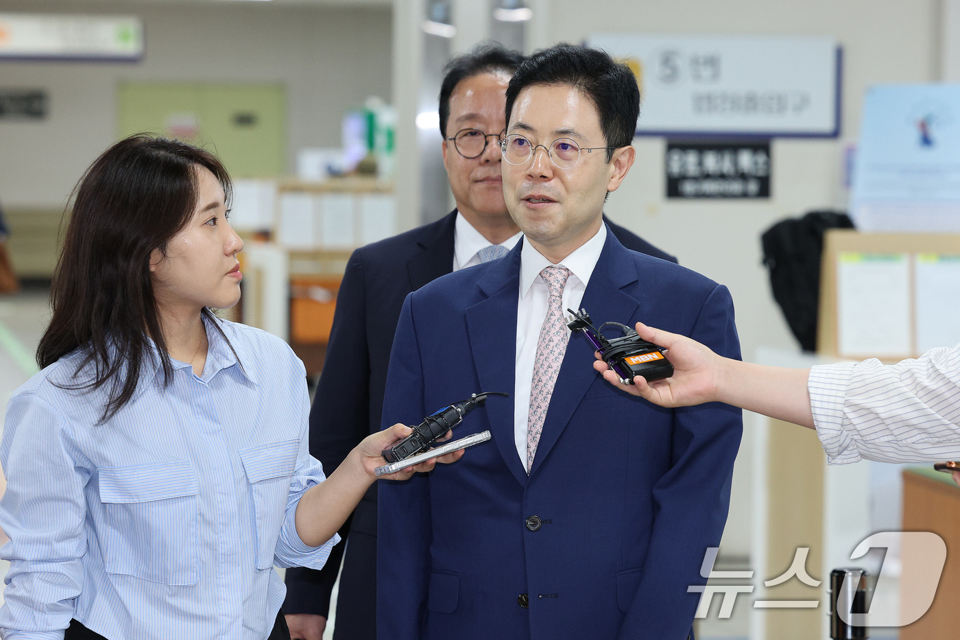 (서울=뉴스1) 신웅수 기자 = '고발 사주' 의혹으로 기소된 손준성 대구고등검찰청 차장검사(검사장)가 24일 오후 서울 서초구 서울고등법원에서 열린 2심 공판에 출석하고 있다. …