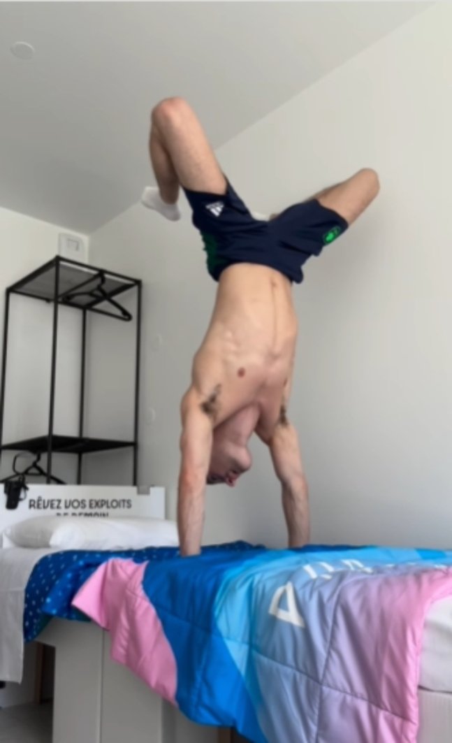 본문 이미지 - 골판지 침대 위에서 물구나무를 선 라이스 맥클레나건.(라이스 맥클레나건 SNS 캡처)