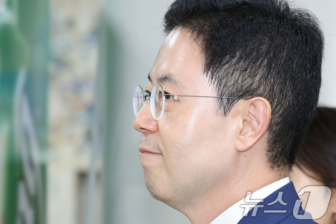 (서울=뉴스1) 신웅수 기자 = '고발 사주' 의혹으로 기소된 손준성 대구고등검찰청 차장검사(검사장)가 24일 오후 서울 서초구 서울고등법원에서 열린 2심 공판에 출석하고 있다. …