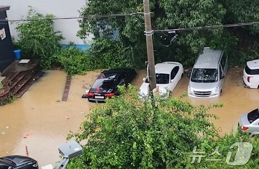 24일 오전 강원 원주시 반곡동의 한 아파트 공사장 인근이 주차된 차량들의 바퀴가 물에 잠길 정도로 침수됐다. &#40;독자 제공&#41; 2024.7.24/뉴스1