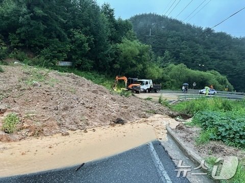 강원 횡성 청일면 갑천리 산사태 현장.&#40;강원도소방본부 제공&#41;