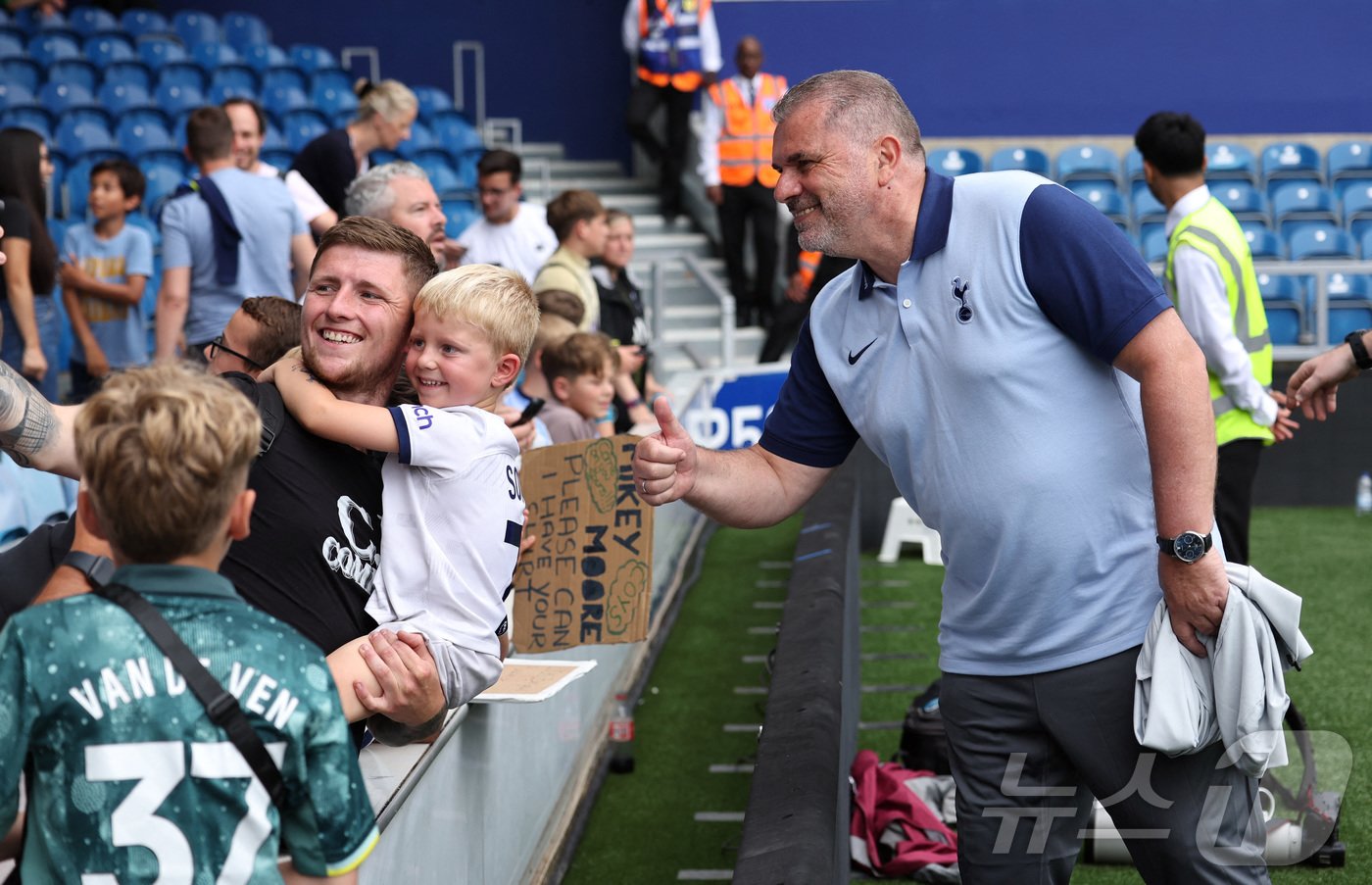 본문 이미지 - 토트넘 홋스퍼의 엔제 포스테코글루 감독. ⓒ 로이터=뉴스1