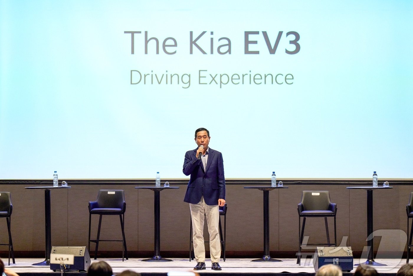 본문 이미지 -  23일 오후 강원도 속초의 한 리조트에서 기아 국내사업본부장인 정원정 부사장이 EV3를 설명하고 있다.(기아 제공)