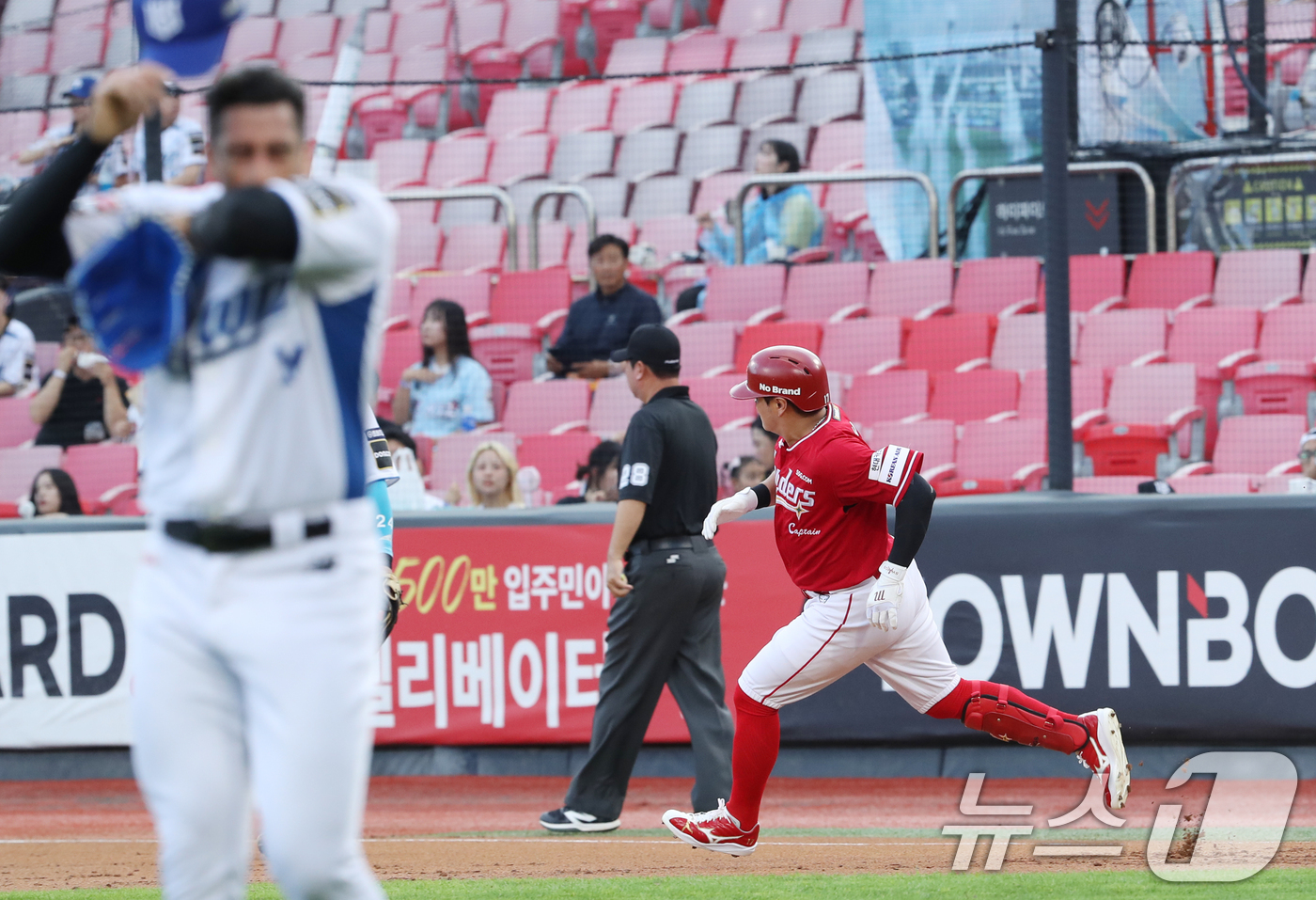 (수원=뉴스1) 김영운 기자 = 24일 오후 경기 수원시 장안구 KT위즈파크에서 열린 '2024 신한 SOL 뱅크 KBO리그' SSG 랜더스와 KT 위즈의 경기, 1회초 2사 주자 …