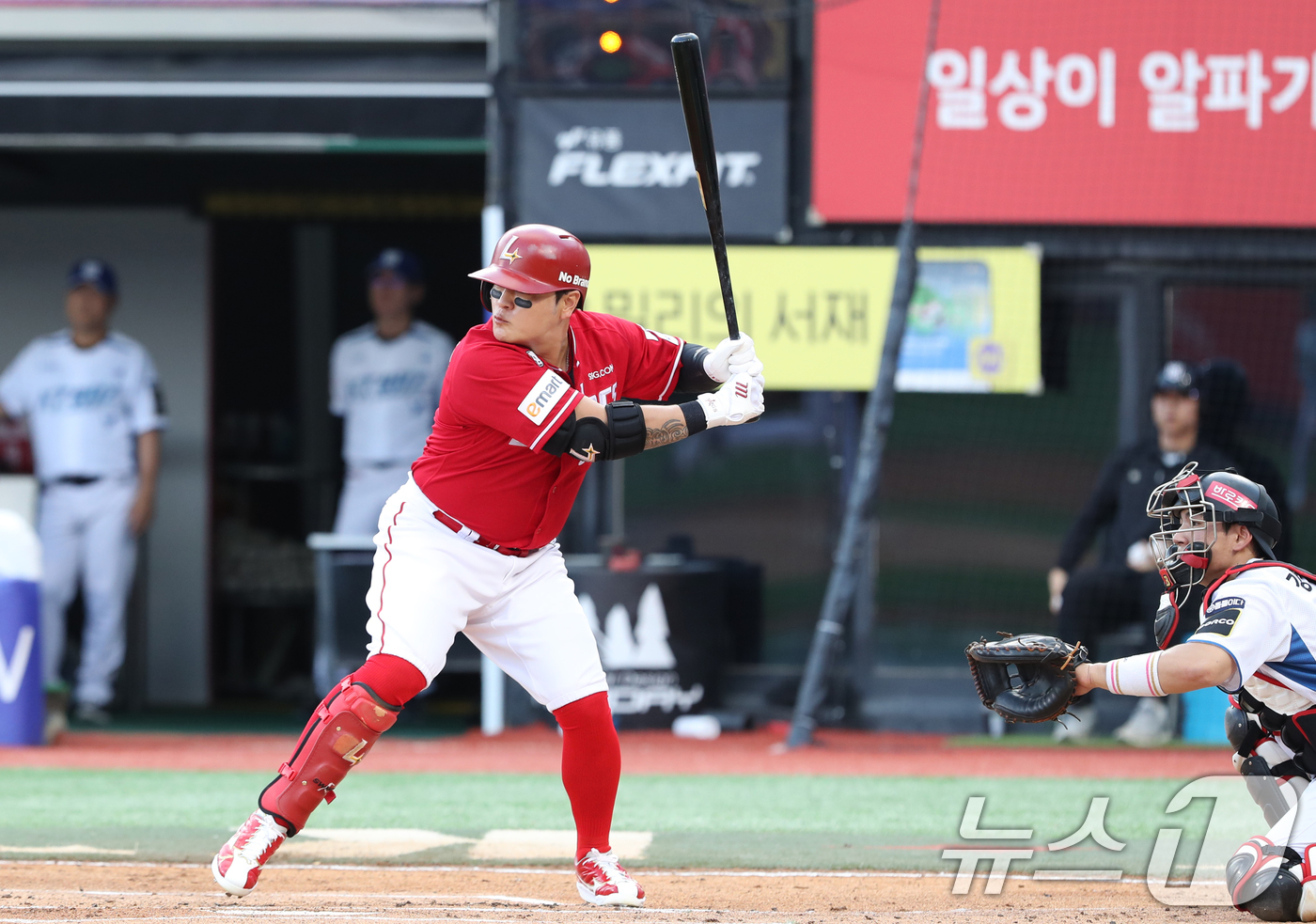 (수원=뉴스1) 김영운 기자 = 24일 오후 경기 수원시 장안구 KT위즈파크에서 열린 '2024 신한 SOL 뱅크 KBO리그' SSG 랜더스와 KT 위즈의 경기, 1회초 2사 주자 …