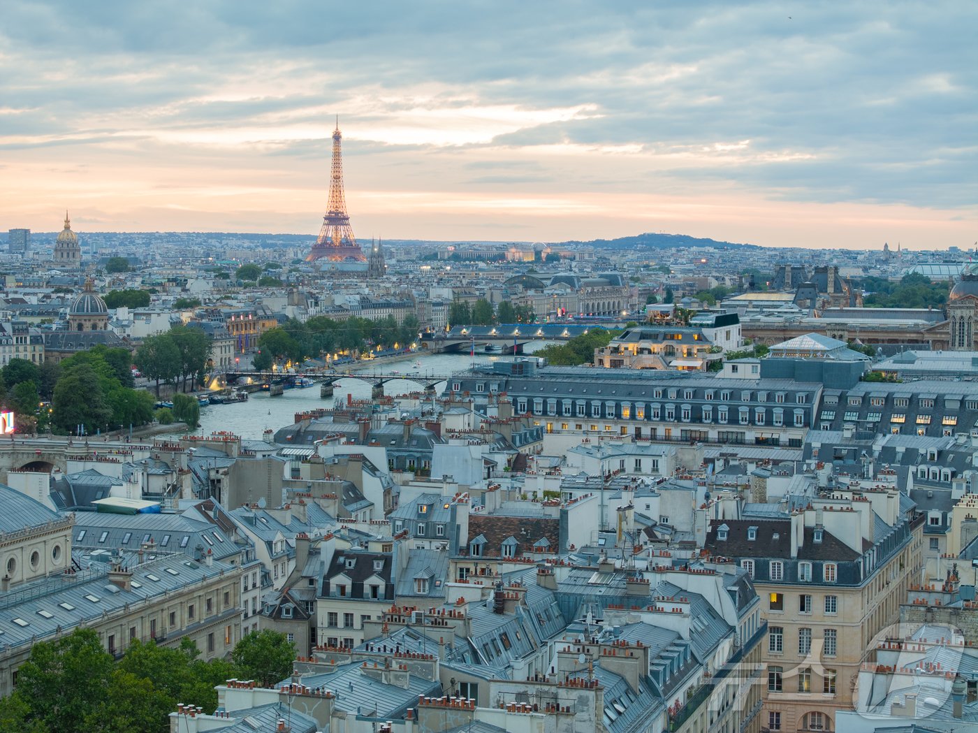 본문 이미지 - 24일 오전(한국시간) 파리시청이 보이는 파리 도심을 드론으로 촬영한 모습. (파리시청 제공) 2024.7.24/뉴스1