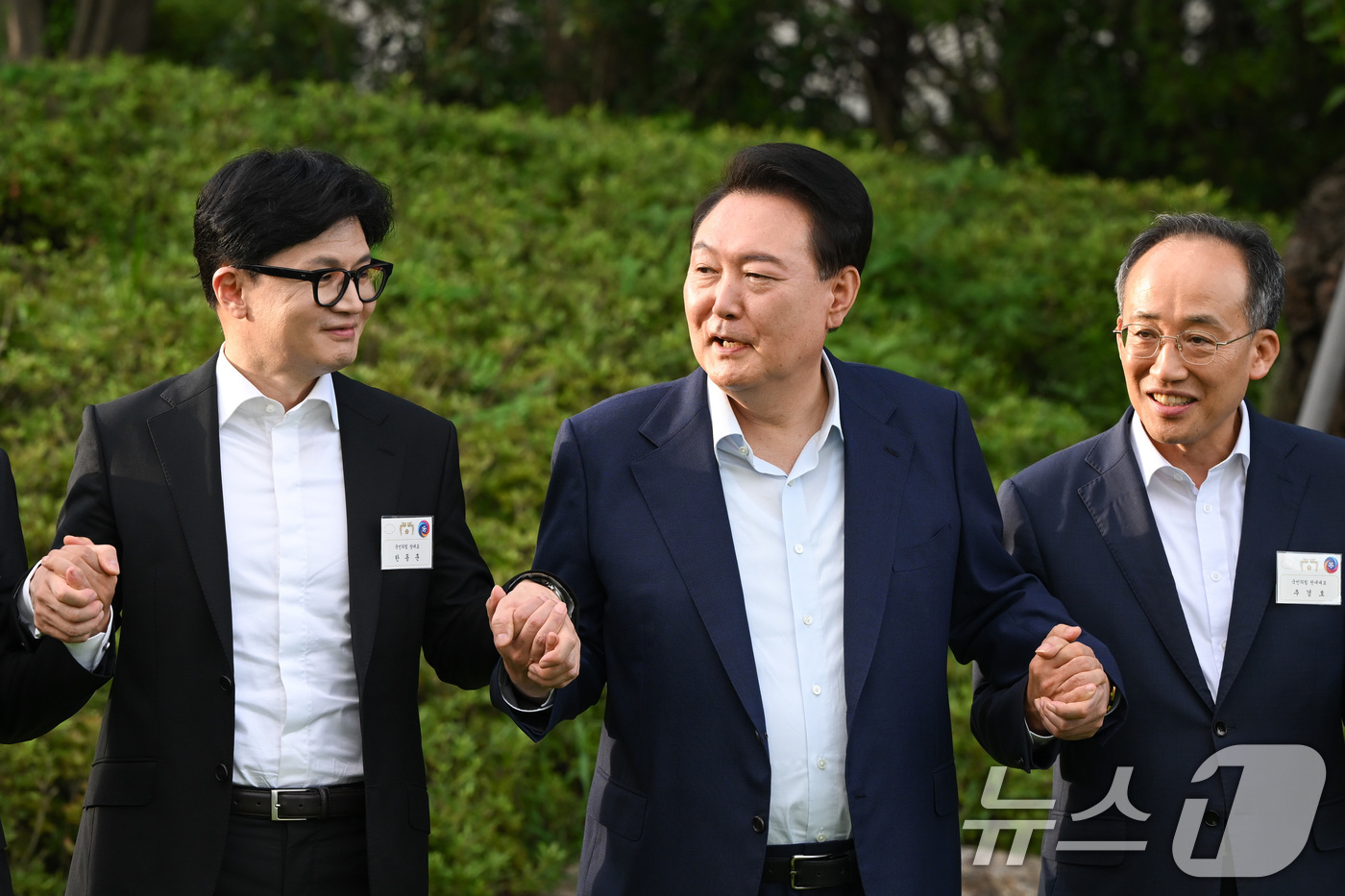 (서울=뉴스1) 박지혜 기자 = 윤석열 대통령이 24일 오후 서울 용산구 대통령실 청사에서 열린 국민의힘 신임지도부 만찬에서 한동훈 국민의힘 신임 대표, 추경호 국민의힘 원내대표와 …