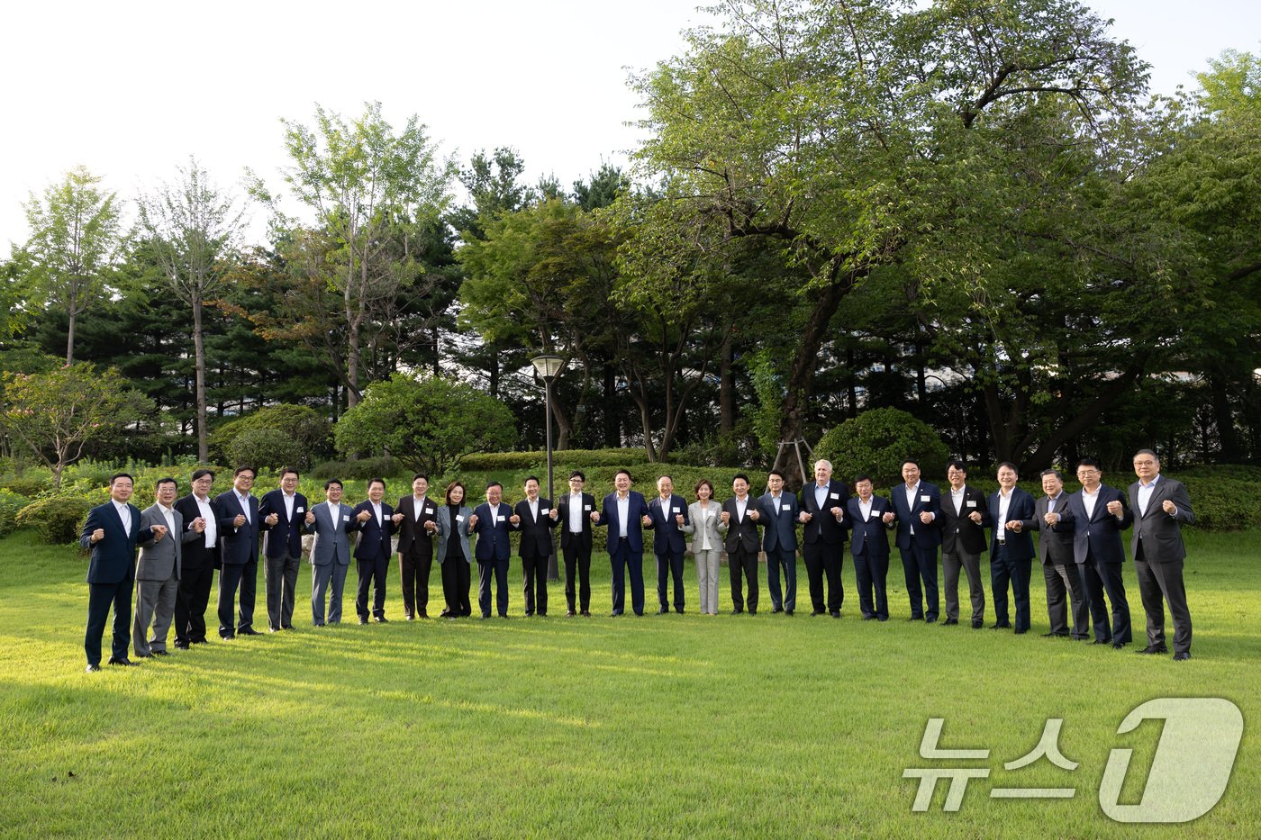 본문 이미지 - 윤석열 대통령이 24일 오후 서울 용산구 대통령실 청사에서 한동훈 국민의힘 신임 대표를 비롯한 신임 지도부와 만찬에 앞서 기념 촬영을 하고 있다. &#40;대통령실 제공&#41; 2024.7.24/뉴스1 ⓒ News1 박지혜 기자