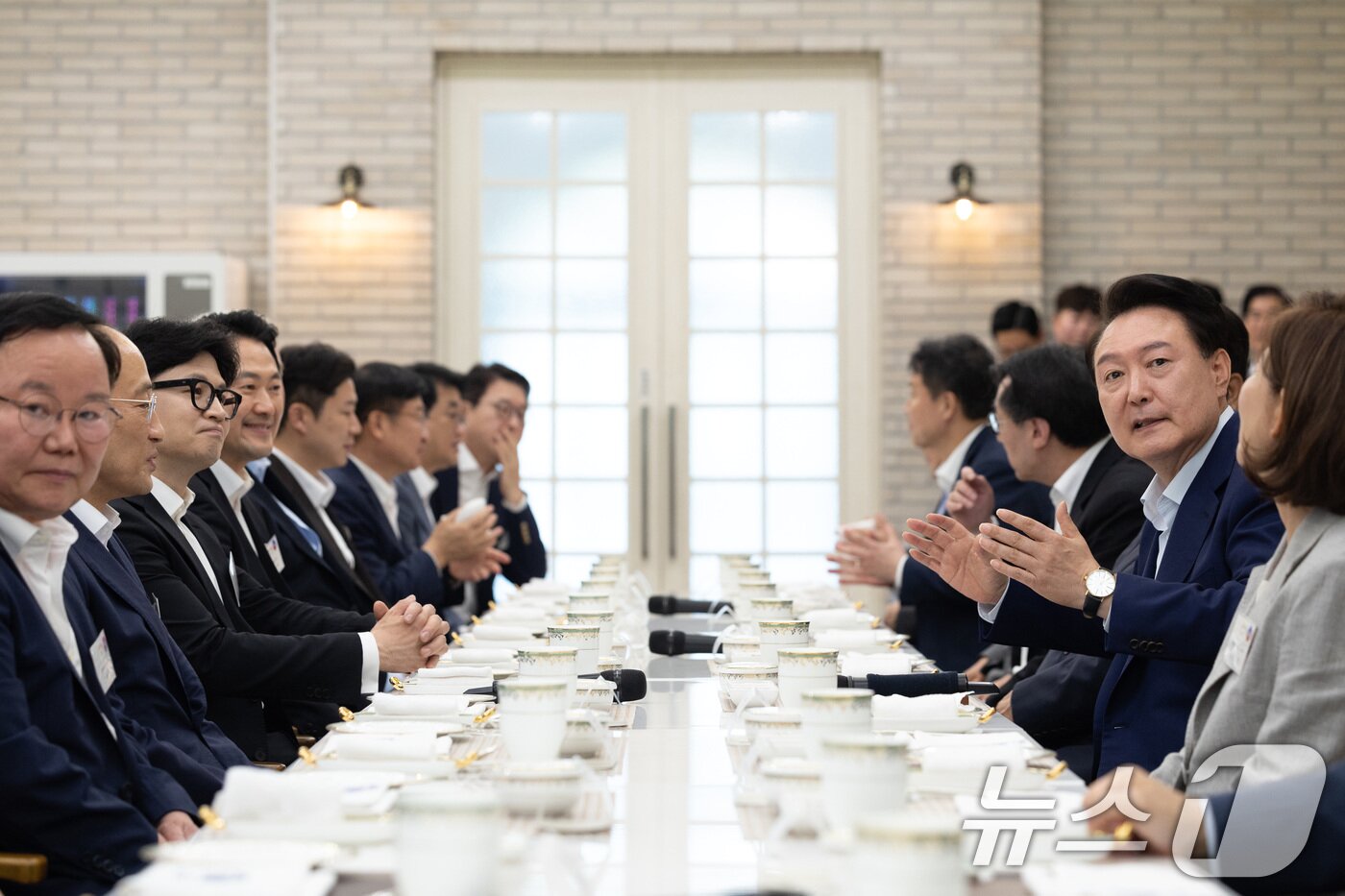 본문 이미지 - 윤석열 대통령이 24일 오후 서울 용산구 대통령실 앞 파인그라스에서 열린 열린 국민의힘 신임지도부 만찬에서 모두발언을 하고 있다. &#40;대통령실 제공&#41; 2024.7.24/뉴스1 ⓒ News1 박지혜 기자