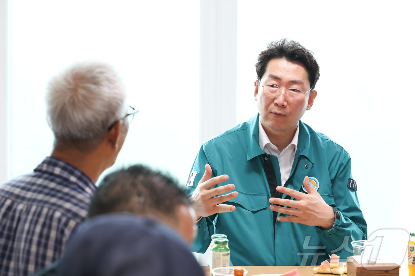 본문 이미지 - 원강수 강원 원주시장이 24일 원주시 지정면 간현리의 한 노인복지시설을 찾아 시설 이용자들에게 재난대비 상황에 대해 소개하고 있다. (원주시 제공) 2024.7.24/뉴스1