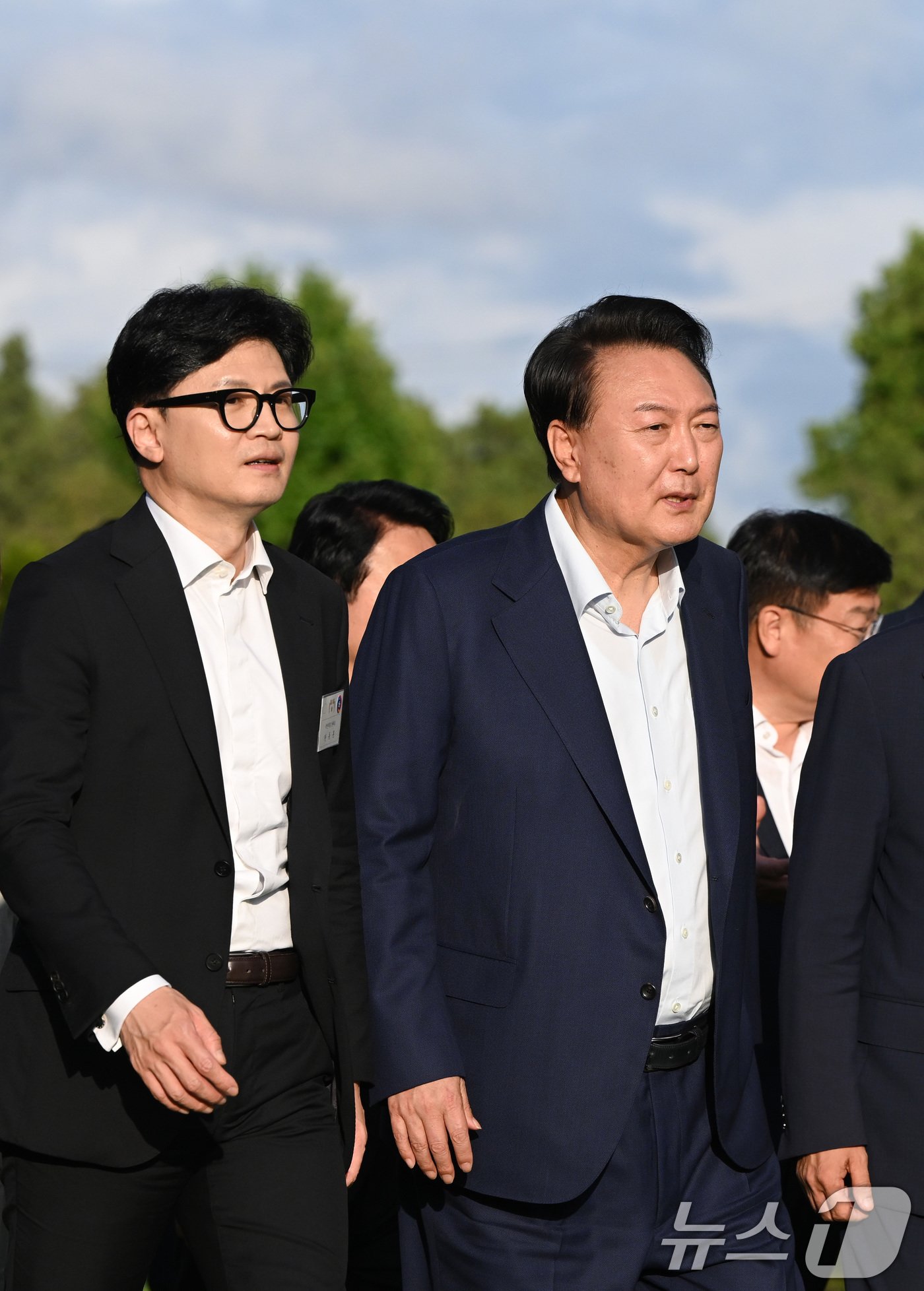 본문 이미지 - 윤석열 대통령이 24일 오후 서울 용산구 대통령실 청사에서 열린 국민의힘 신임 지도부와 만찬에 앞서 한동훈 신임 대표와 대화를 나누고 있다. &#40;대통령실 제공&#41; 2024.7.24/뉴스1 ⓒ News1 박지혜 기자