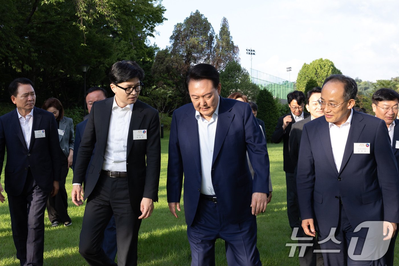 윤석열 대통령이 24일 오후 서울 용산구 대통령실 청사에서 신임 지도부와 만찬에 앞서 한동훈 국민의힘 신임 대표와 대화를 나누고 있다. &#40;대통령실 제공&#41; 2024.7.24/뉴스1 ⓒ News1 박지혜 기자