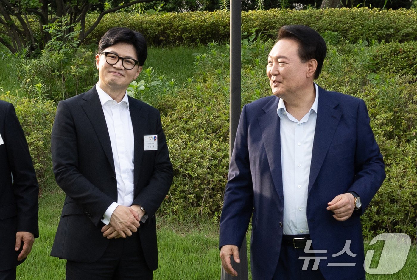 본문 이미지 - 윤석열 대통령이 24일 오후 서울 용산구 대통령실 청사에서 국민의힘 신임지도부 만찬에 앞서 한동훈 국민의힘 신임 대표와 대화를 나누고 있다. &#40;대통령실 제공&#41; 2024.7.24/뉴스1 ⓒ News1 박지혜 기자