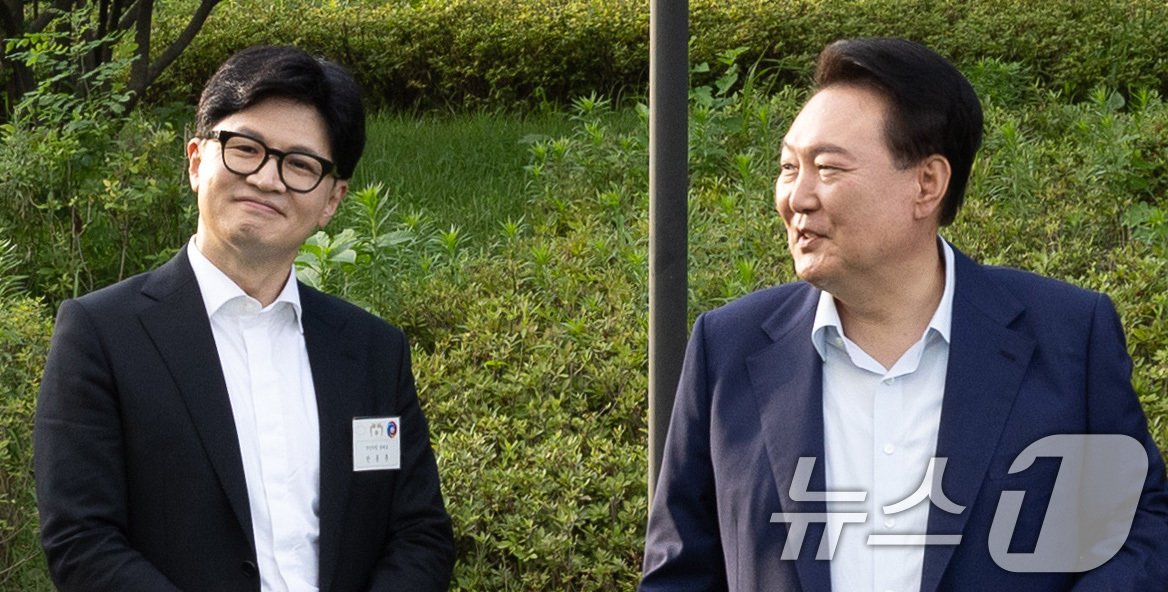 본문 이미지 - 윤석열 대통령이 24일 오후 서울 용산구 대통령실 청사에서 국민의힘 신임지도부 만찬에 앞서 한동훈 국민의힘 신임 대표와 대화를 나누고 있다. &#40;대통령실 제공&#41; 2024.7.24/뉴스1 ⓒ News1 박지혜 기자