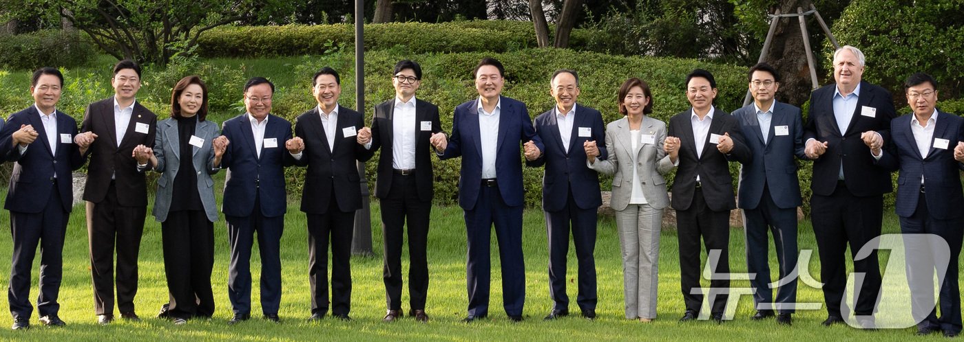 윤석열 대통령&#40;가운데&#41;이 24일 오후 서울 용산구 대통령실 청사에서 한동훈 국민의힘 신임 대표를 비롯한 신임 지도부와 만찬에 앞서 기념촬영을 하고 있다. &#40;대통령실 제공&#41; 2024.7.24/뉴스1 ⓒ News1 박지혜 기자