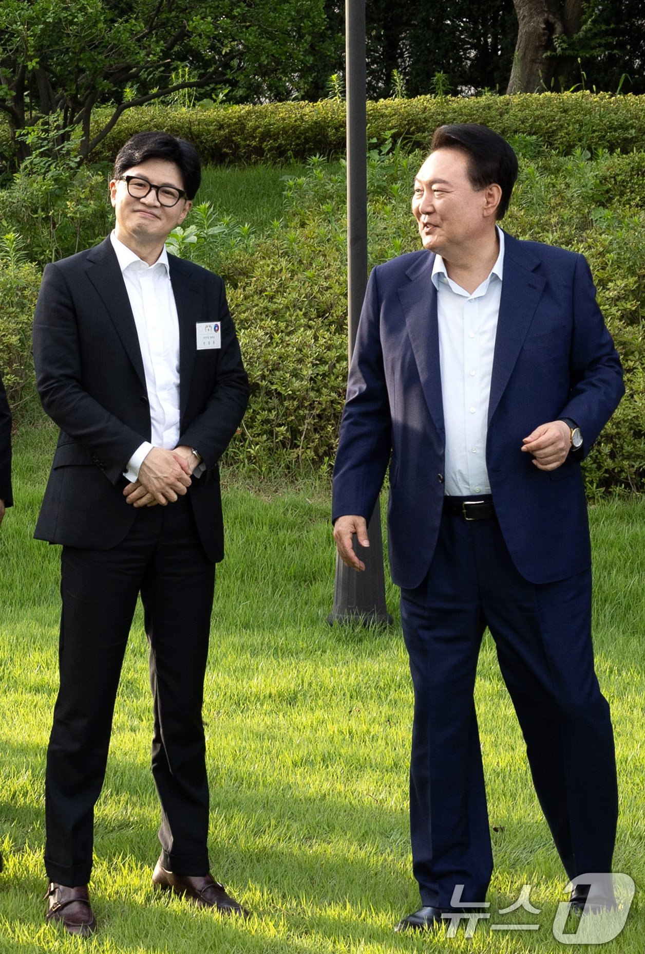 본문 이미지 - 윤석열 대통령이 24일 오후 서울 용산구 대통령실 청사에서 국민의힘 신임지도부 만찬에 앞서 한동훈 국민의힘 신임 대표와 대화를 나누고 있다. &#40;대통령실 제공&#41; 2024.7.24/뉴스1 ⓒ News1 박지혜 기자