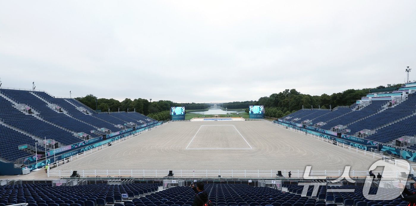 본문 이미지 - 24일 오후(한국시간) 프랑스 베르사유 샤토 드 베르샤유 승마 경기장 스탠드에서 궁전이 보이고 있다. 유네스코 세계 문화유산으로 등재된 베르사유 궁전에서는 승마와 근대 5종 경기가 펼쳐진다. 2024.7.24/뉴스1 ⓒ News1 박정호 기자