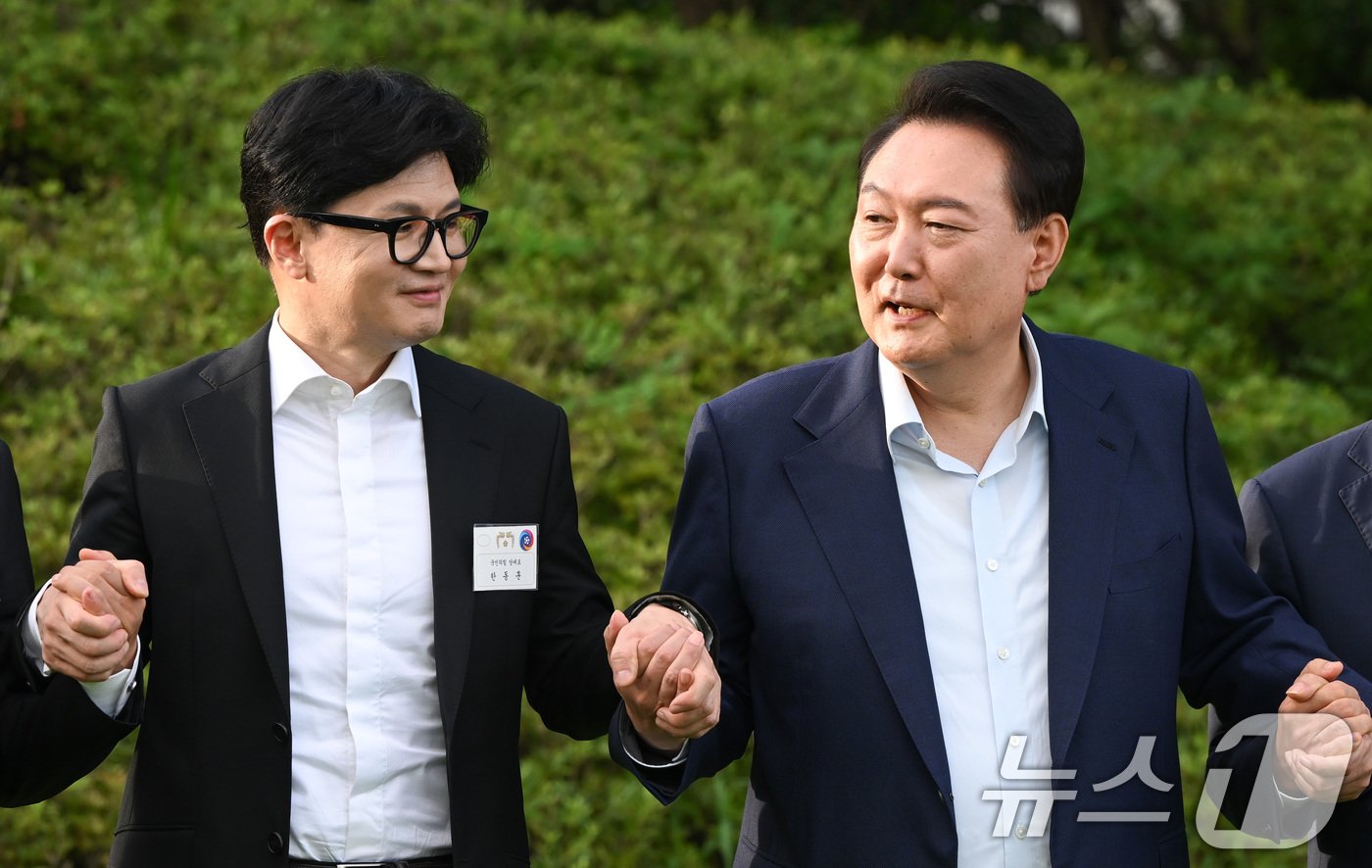본문 이미지 - 윤석열 대통령이 24일 오후 서울 용산구 대통령실 청사에서 국민의힘 신임지도부 만찬에 앞서 한동훈 국민의힘 신임 대표와 대화를 나누고 있다. &#40;대통령실 제공&#41; 2024.7.24/뉴스1 ⓒ News1 박지혜 기자