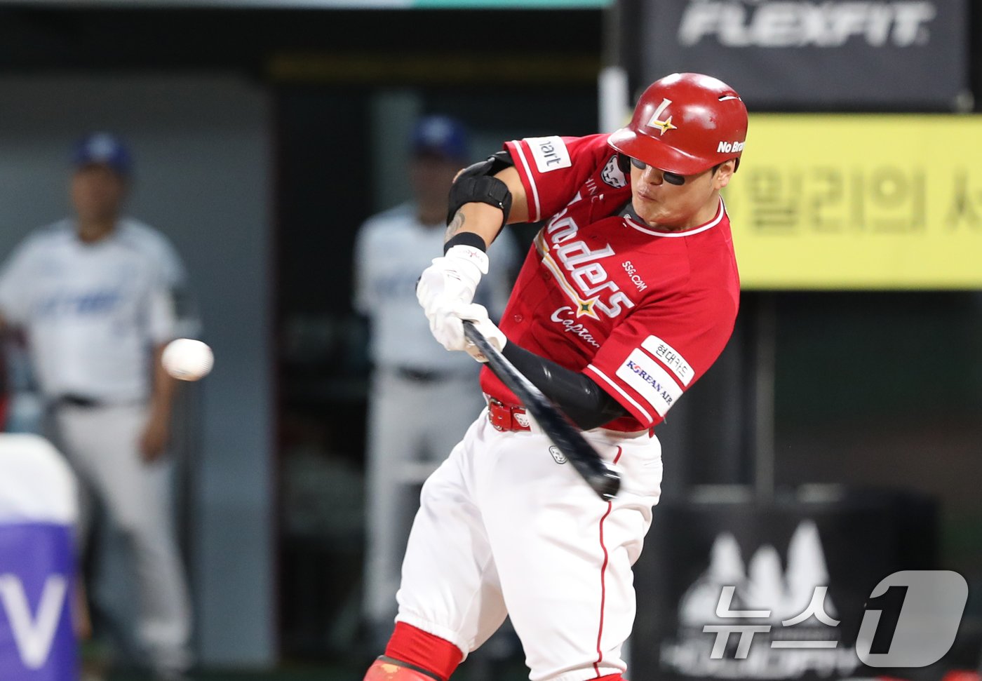 본문 이미지 - 24일 오후 경기 수원시 장안구 KT위즈파크에서 열린 '2024 신한 SOL 뱅크 KBO리그' SSG 랜더스와 KT 위즈의 경기, 6회초 무사 주자 없는 상황 SSG 추신수가 안타를 치고 있다. 2024.7.24/뉴스1 ⓒ News1 김영운 기자