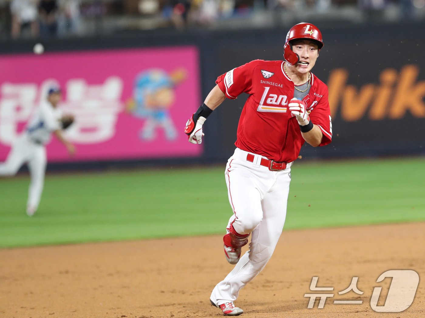 본문 이미지 - 24일 오후 경기 수원시 장안구 KT위즈파크에서 열린 '2024 신한 SOL 뱅크 KBO리그' SSG 랜더스와 KT 위즈의 경기, 7회초 1사 주자 1루 SSG 최지훈이 안타를 치고 3루로 향하고 있다. 2024.7.24/뉴스1 ⓒ News1 김영운 기자
