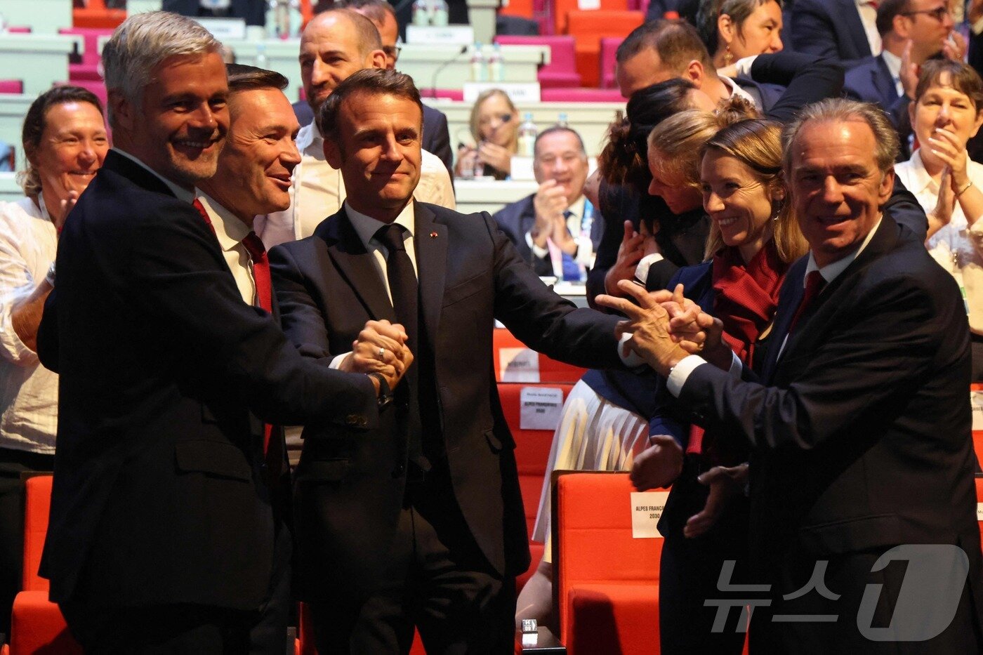 본문 이미지 - 기뻐하는 에마뉘엘 마크롱 프랑스 대통령(왼쪽에서 세 번째). ⓒ AFP=뉴스1