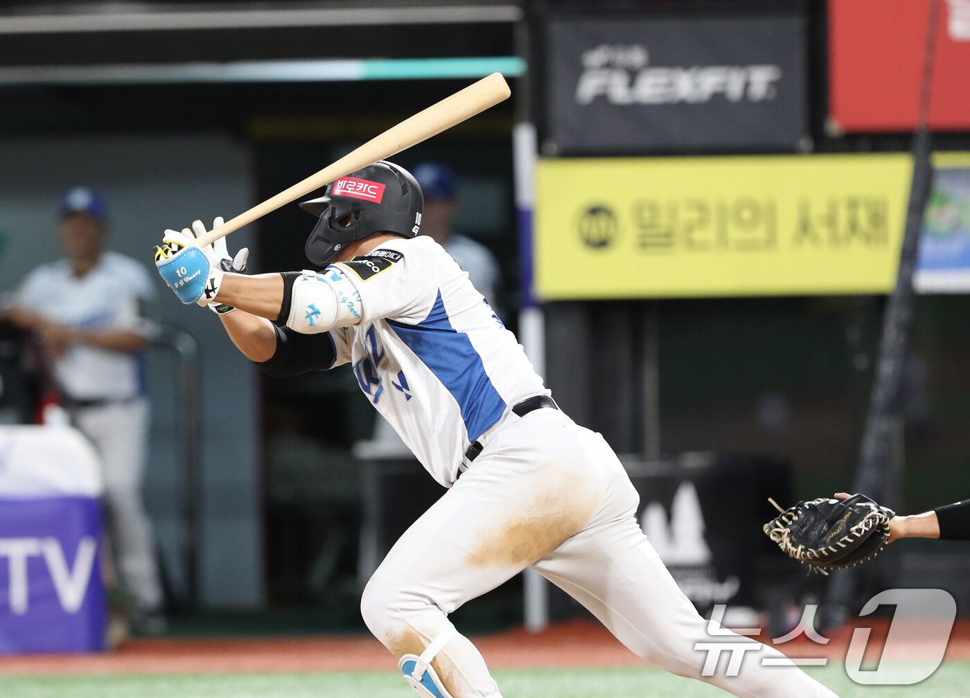 본문 이미지 - 24일 오후 경기 수원시 장안구 KT위즈파크에서 열린 &#39;2024 신한 SOL 뱅크 KBO리그&#39; SSG 랜더스와 KT 위즈의 경기, 7회말 무사 주자 1루 KT 황재균이 안타를 치고 있다. 2024.7.24/뉴스1 ⓒ News1 김영운 기자