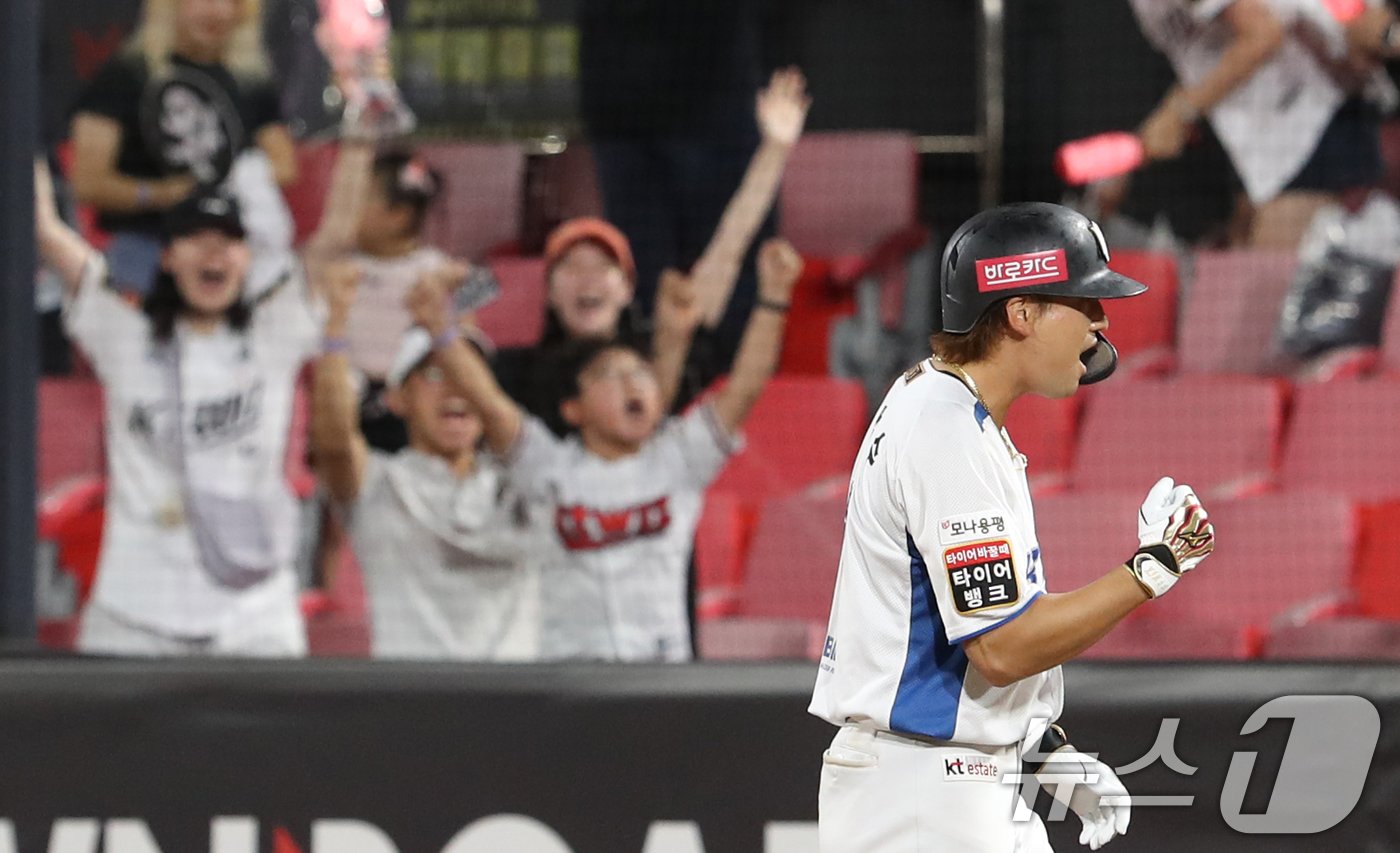 본문 이미지 - 24일 오후 경기 수원시 장안구 KT위즈파크에서 열린 '2024 신한 SOL 뱅크 KBO리그' SSG 랜더스와 KT 위즈의 경기, 7회말 1사 주자 만루 KT 김상수가 안타를 친 뒤 기뻐하고 있다. 2024.7.24/뉴스1 ⓒ News1 김영운 기자