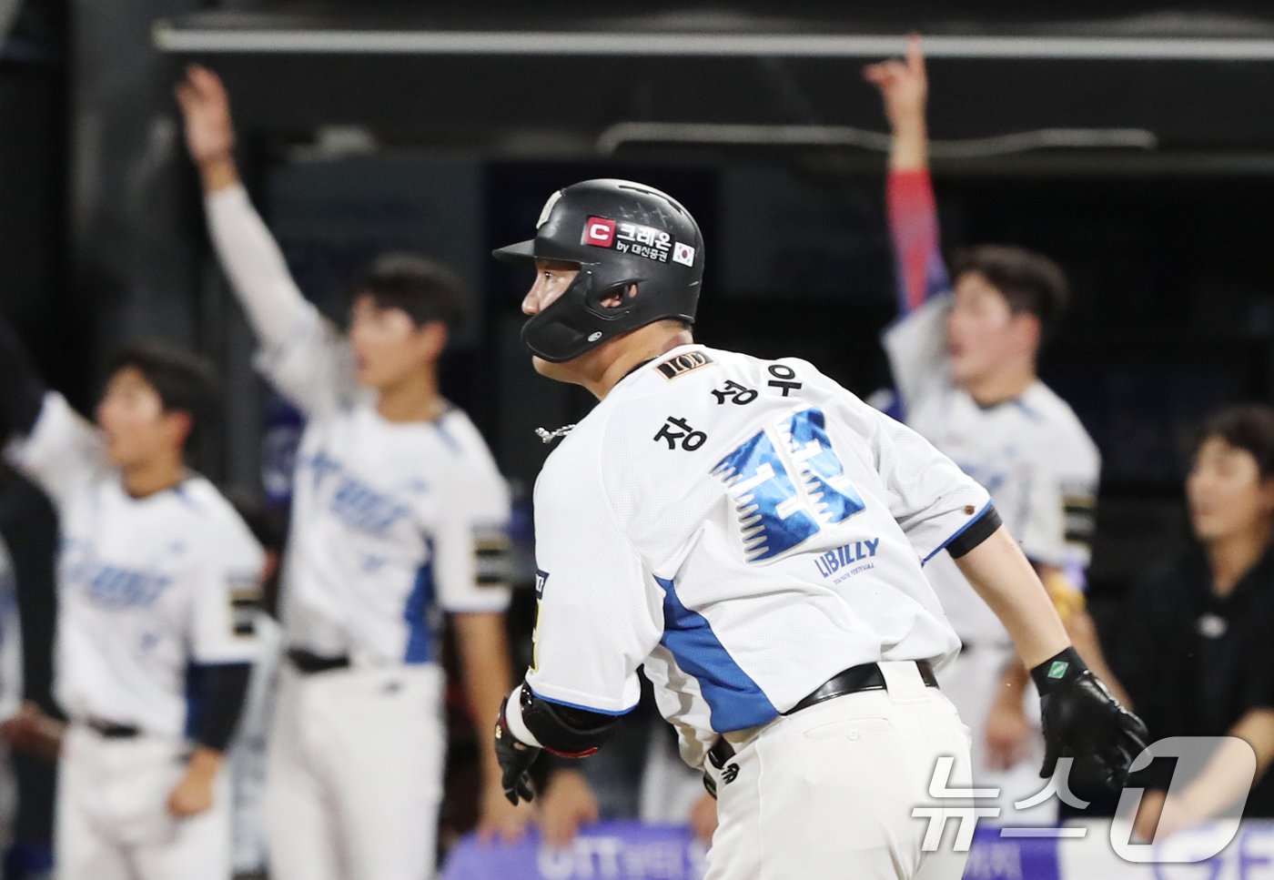 본문 이미지 - 24일 오후 경기 수원시 장안구 KT위즈파크에서 열린 '2024 신한 SOL 뱅크 KBO리그' SSG 랜더스와 KT 위즈의 경기, 7회말 2사 주자 1,2루 KT 장성우가 안타를 치고 있다. 2024.7.24/뉴스1 ⓒ News1 김영운 기자