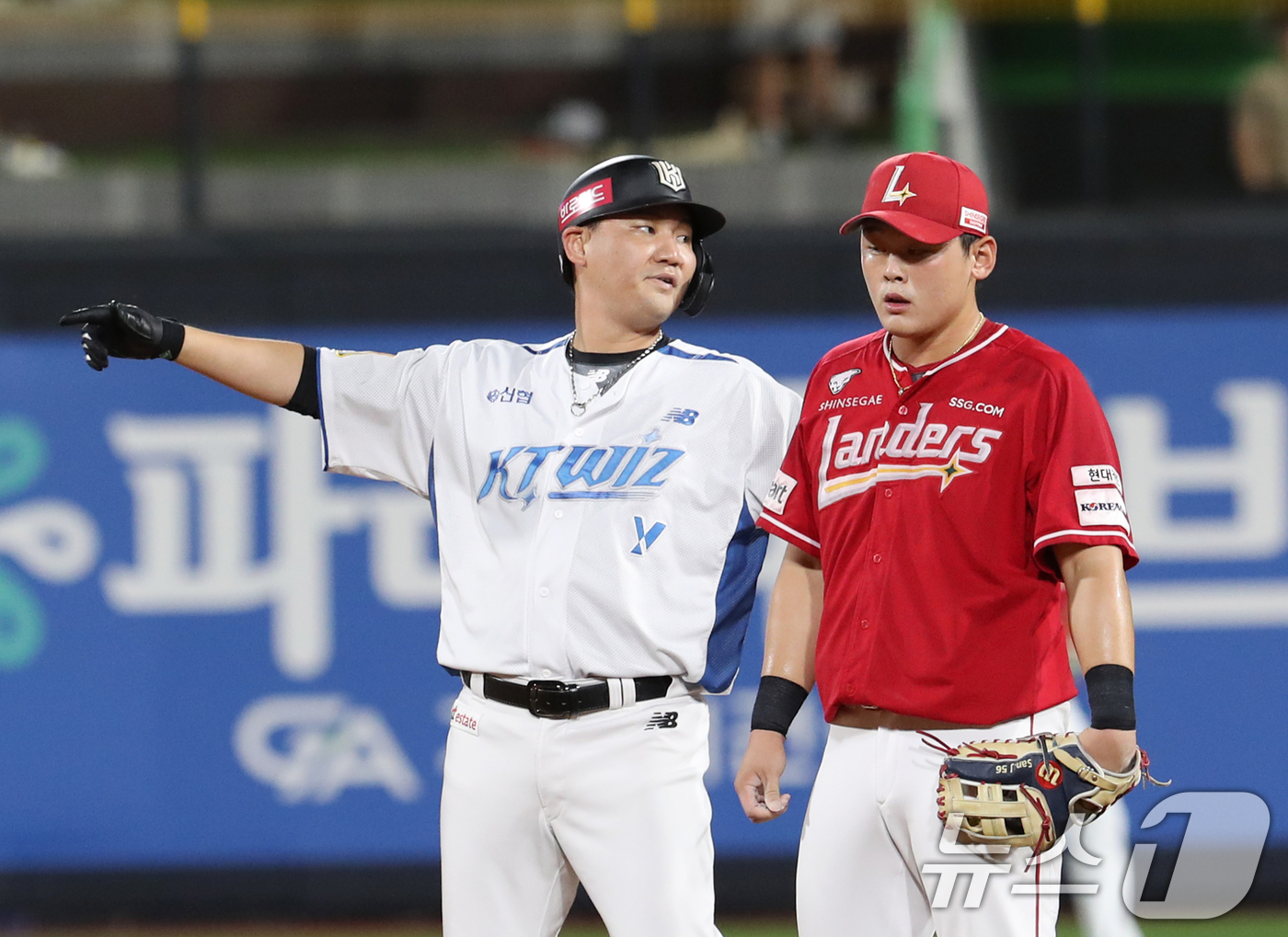 (수원=뉴스1) 김영운 기자 = 24일 오후 경기 수원시 장안구 KT위즈파크에서 열린 '2024 신한 SOL 뱅크 KBO리그' SSG 랜더스와 KT 위즈의 경기, 7회말 2사 주자 …