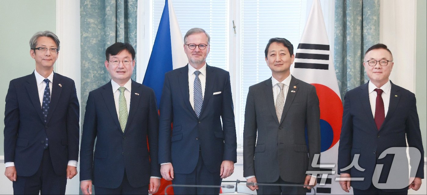 본문 이미지 - 체코를 방문중인 성태윤 대통령실 정책실장과 안덕근 산업통상자원부 장관 등 대통령특사단이 24일(현지시각) 페트르 피알라 체코 총리와 기념 촬영을 하고 있다. (대통령실 제공) 2024.7.24/뉴스1 ⓒ News1 박지혜 기자