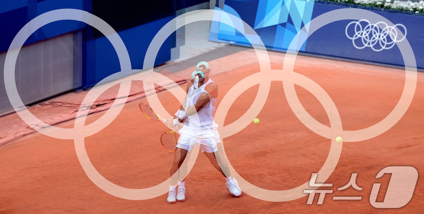 본문 이미지 - 스페인 테니스 대표 라파엘 나달이 24일&#40;한국시간&#41; 프랑스 파리 스타드 롤랑가로스에서 훈련하고 있다. &#40;다중노출 촬영&#41; 2024.7.24/뉴스1 ⓒ News1 이동해 기자