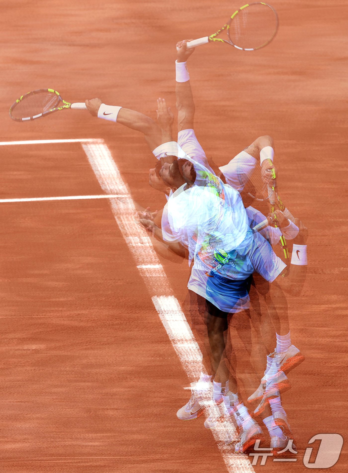 본문 이미지 - 스페인 테니스 대표 카를로스 알카라스가 24일&#40;한국시간&#41; 프랑스 파리 스타드 롤랑가로스에서 훈련하고 있다. &#40;다중노출 촬영&#41; 2024.7.24/뉴스1 ⓒ News1 이동해 기자