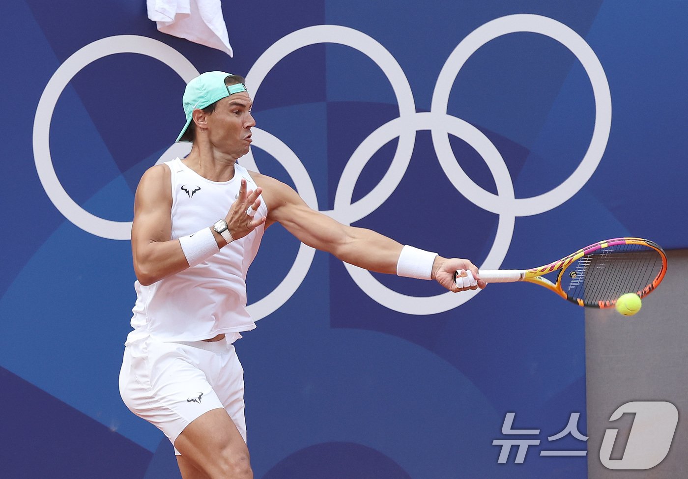 본문 이미지 - 스페인 테니스 대표 라파엘 나달이 24일&#40;한국시간&#41; 프랑스 파리 스타드 롤랑가로스에서 훈련하고 있다. 2024.7.24/뉴스1 ⓒ News1 이동해 기자