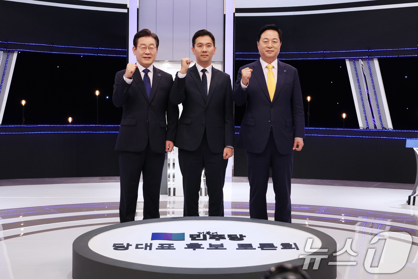 (서울=뉴스1) 국회사진취재단 = 이재명(왼쪽부터), 김지수, 김두관 더불어민주당 대표 후보가 24일 오후 서울 여의도 KBS에서 열린 2차 토론회를 시작하기 앞서 기념포즈를 하고 …